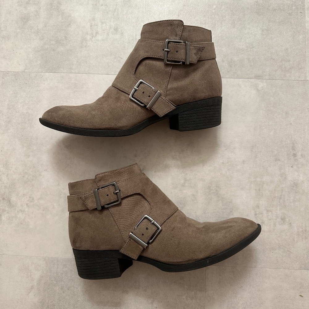 Women'sReaction by Kenneth Cole ankle boots w/ 2 buckles & side zip SZ 9.5